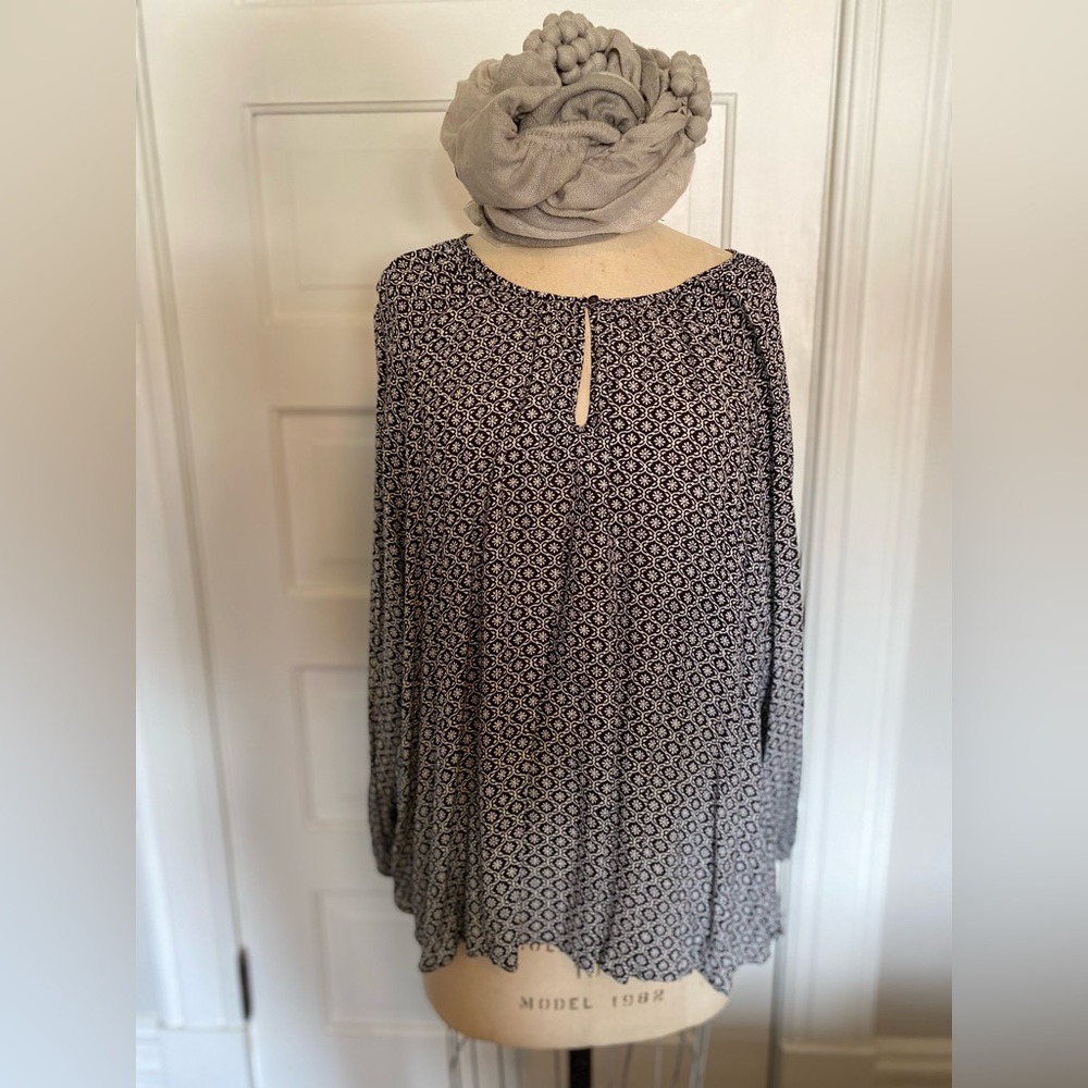 4 / $20 Sale! XXL Gently Loved B & W Geometric Print Old Navy Peasant Blouse*